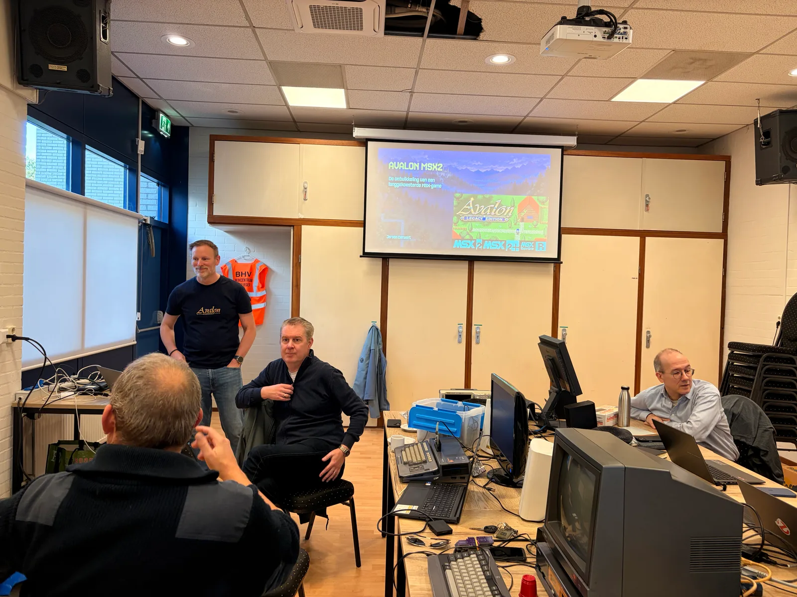 Een demonstratie op het projectiescherm, met MSX-computers op de tafels ervoor