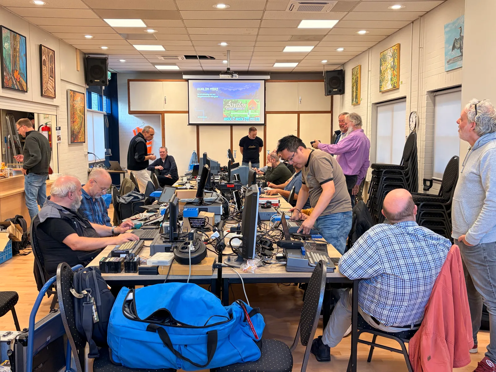 Deelnemers aan de derde MSX Meetup Zoetermeer rond tafels vol MSX-computers en beeldschermen