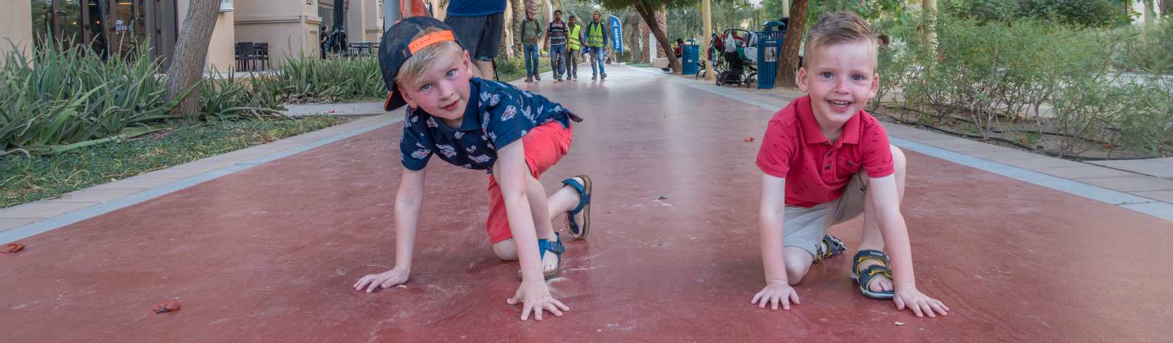Twee kinderen staan klaar voor de start op een wandelpad