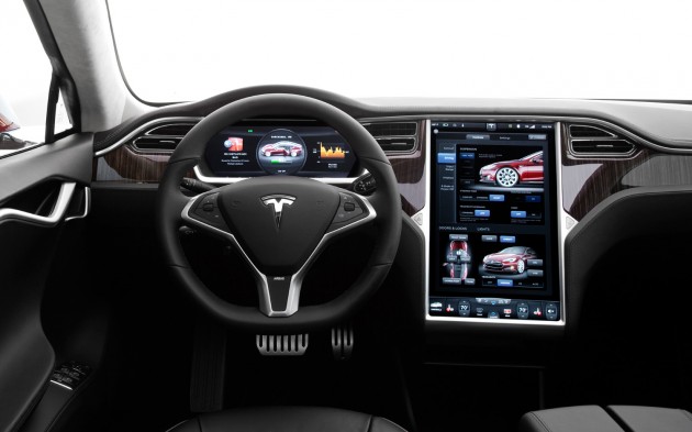 2013-Tesla-Model-S-cockpit